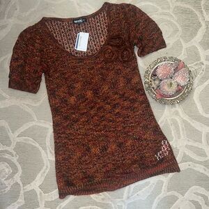 NWT🌷KENSIE🌷Rust short sleeve scoop floral embellished neck light sweater